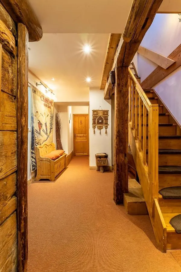 Chalet Pele - Alpes Travel - Central Chamonix - Sleeps 11 France