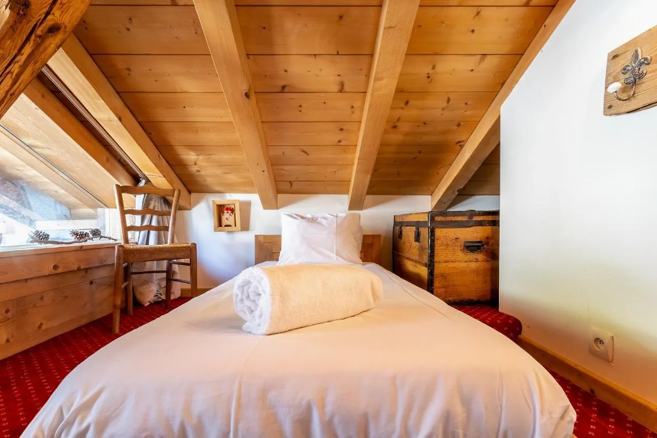 Chalet Pele - Alpes Travel - Central Chamonix - Sleeps 11 contacts