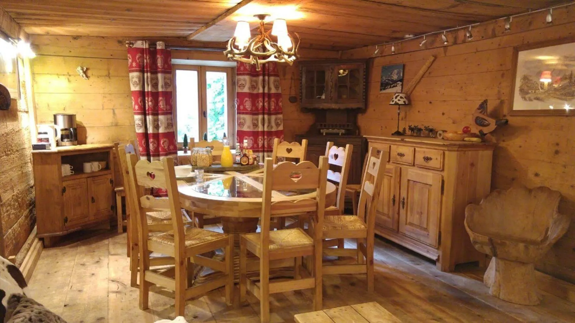 Chalet Pele - Alpes Travel - Central Chamonix - Sleeps 11